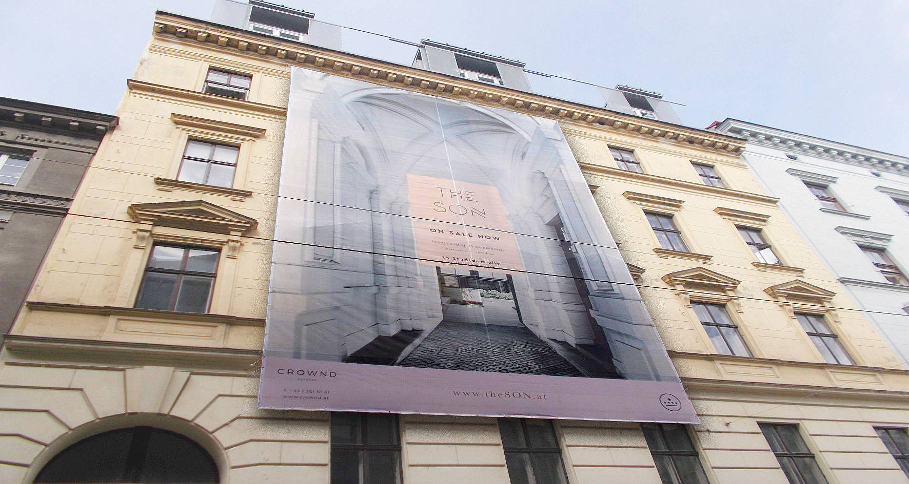 Großformatiges transparentes Fassadenbanner